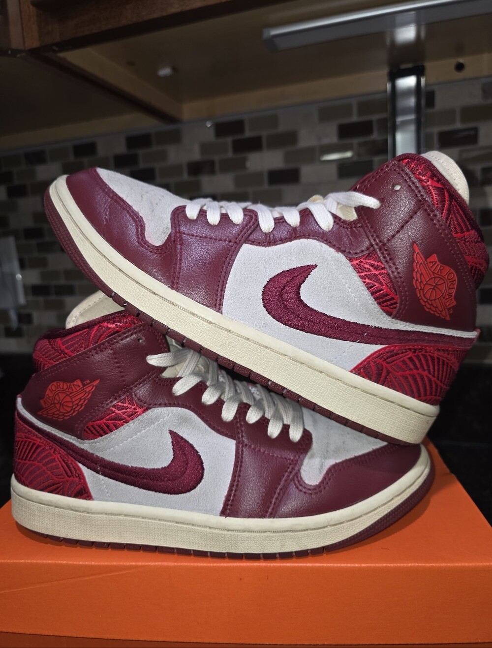 Nike Air Jordan 1 Mid SE ♤ Tiki Leaf ♤ Team Red ♤ Wmns 8 ♤ EUC!